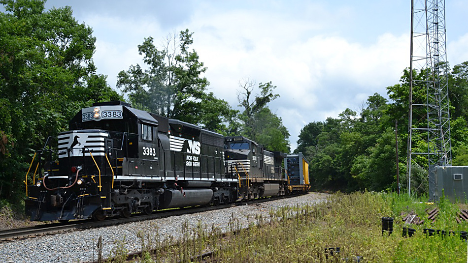 NS SD40-2 #3383 leads train 981 westbound at Linden, Virginia