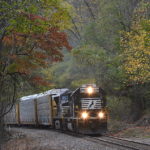 NS 290 led by SD70 #2515 climbs Linden Hill on a drizzly fall day
