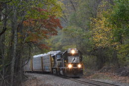 NS 290 led by SD70 #2515 climbs Linden Hill on a drizzly fall day