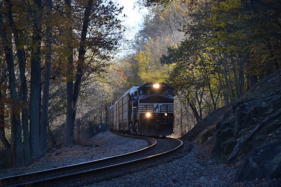 NS 290 led by D9-44CW #8966 near Markham, Virginia on 11/6/2016