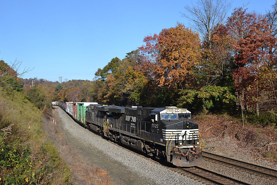 NS train 35Q led by ES-44DC #7525 near Front Royal, Virginia on 11/6/2016