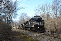 NS train 211 is led by D8-40C #8445 down Linden Hill on 12/7/16.