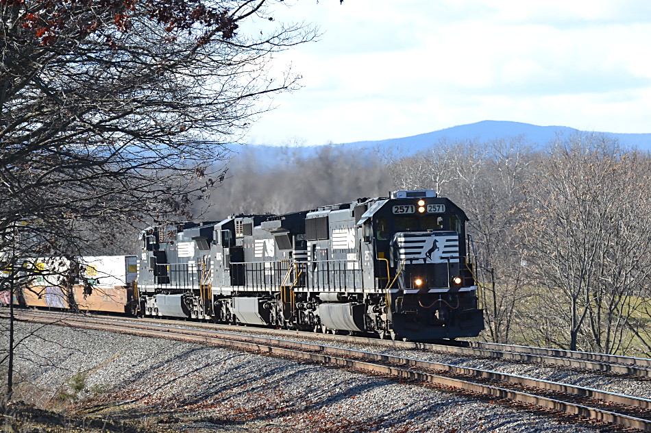 Norfolk Southern train 211 led by NS SD70 #2791 in Front Royal, Virginia on 12/9/16