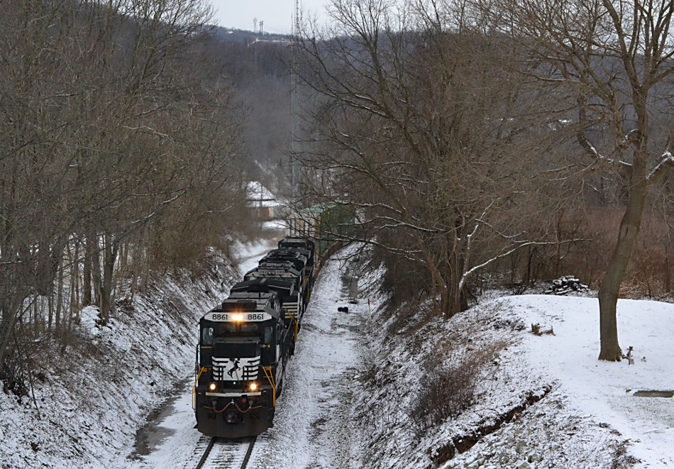 NS D9-44C #8861 leads train 211 east by Linden, Va on 1/6/2017.