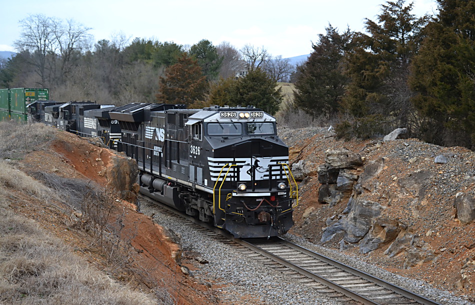 NS ET44AC #3626 leads train 211 east through a small cut on the NS B-line in Front Royal, Virginia on 2/8/2017