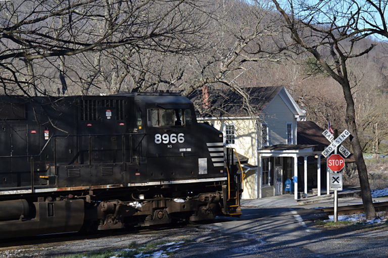 NS 203 Past the Markham Post Office BLine Railfan