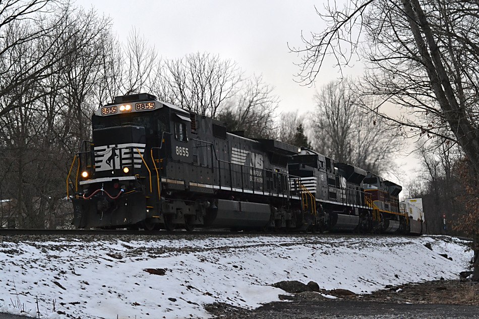 NS 203 led by D9-40C #8855 in Linden, Va on 3/17/2017.