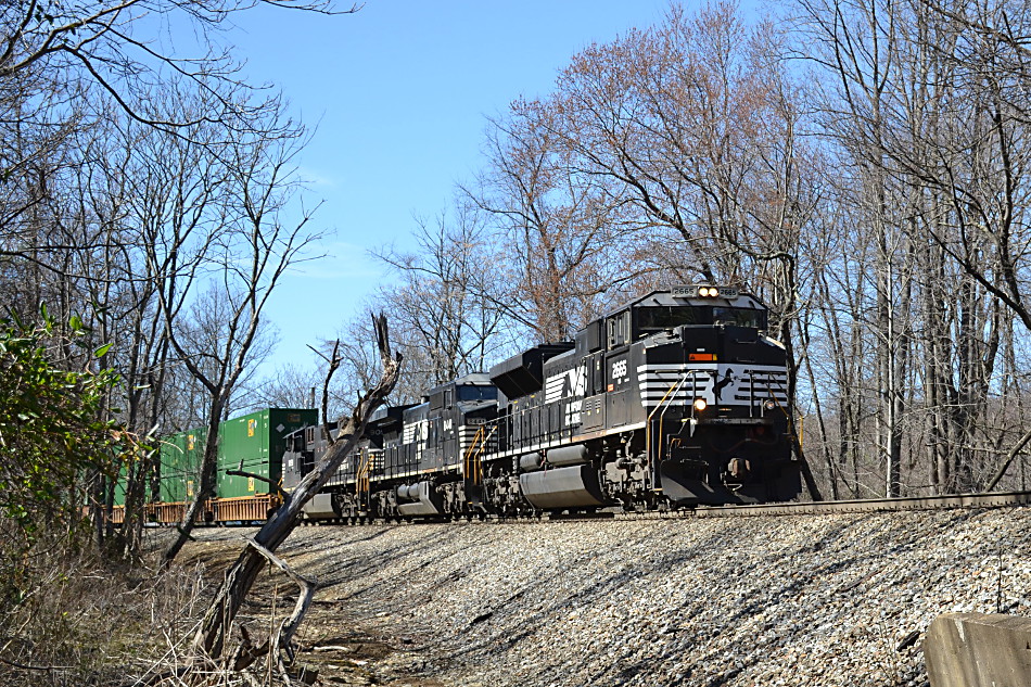 NS 211 led by SD70M-2 #2665 down Linden Hill on 3/8/2017