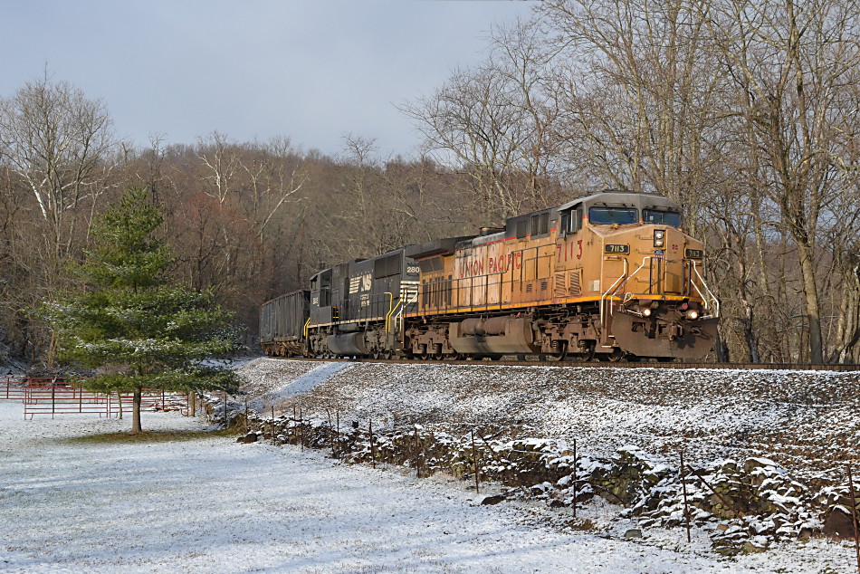 NS train 35Q in Markham, Va led by UP AC4400CW #7113 & NS SD75M #2802 after a dusting of snow overnight on 3/3/2017