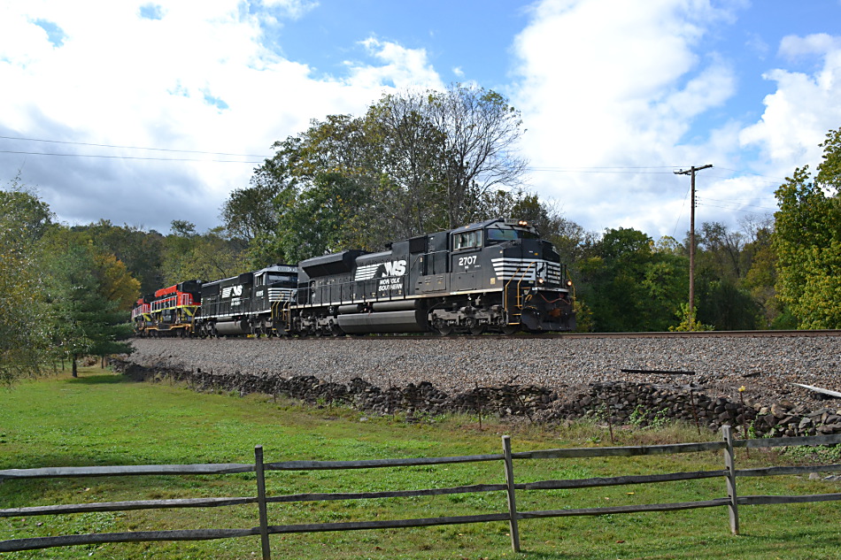 NS SD70M-2 #2717 leads NS train 099 east past Markham, Va on 10/09/2017.