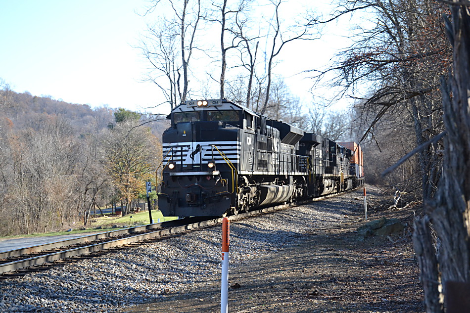 NS SD70ACe #1014 leads train 227 west through Linden, VA on 11/23/2017.