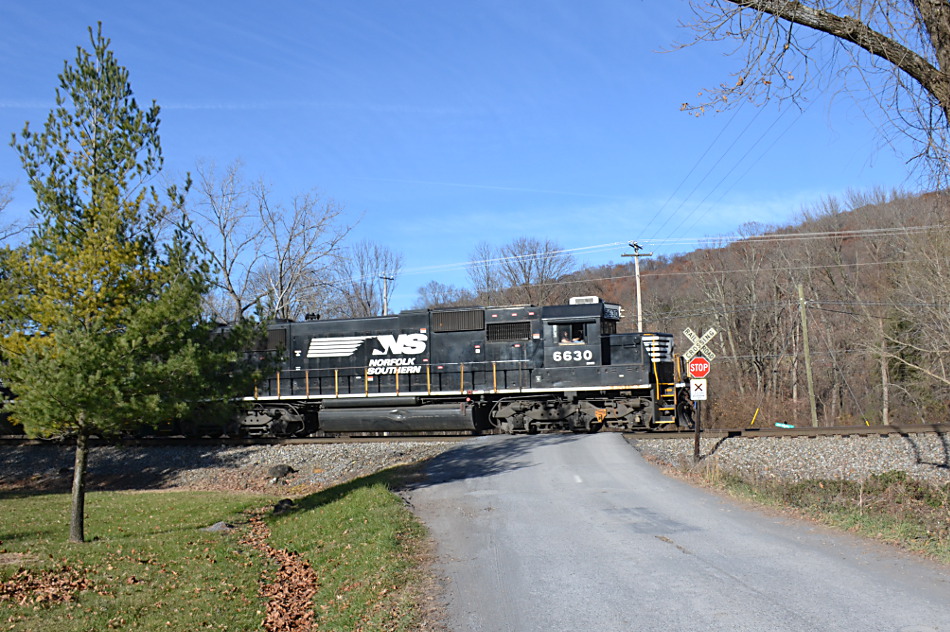 NS SD60 #6630 leads train 35Q east through Linden, Virginia on 11/26/2017.