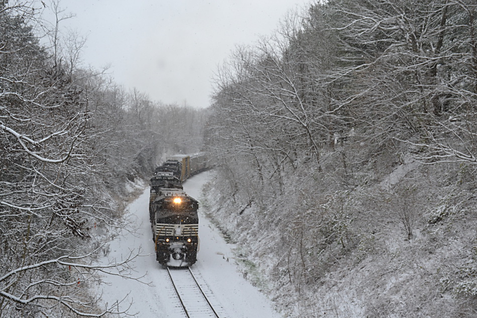 NS D9-44CW #9143 leads train 12R west near the top of Linden Hill on 12/9/2017.