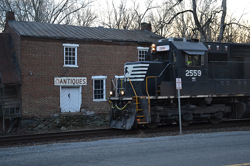 NS SD70 #2559 leads train 203 east through Delaplane, Virginia on 12/29/2017.