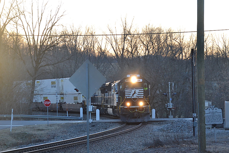 NS SD70 #2559 leads train 203 east through Delaplane, Virginia on 12/29/2017.