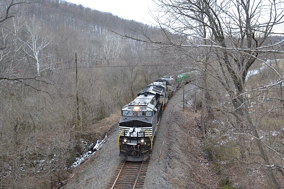 NS ET44AC #3679 leads NS train 203 nearing Delaplane, Virginia on 3/22/2018.