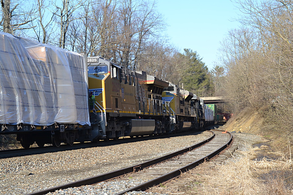 NS 214's power is pushing NS 12R up over Linden Hill on 3/10/2018.