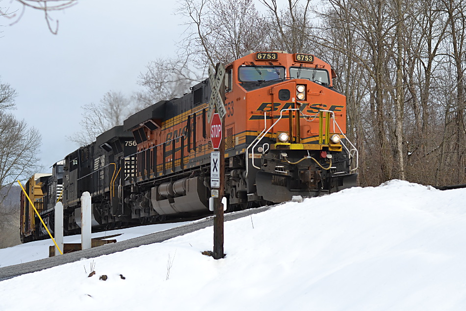 BNSF ES44C4 #6753 leads NS train 36Q west down Linden Hill on 3/22/2018.