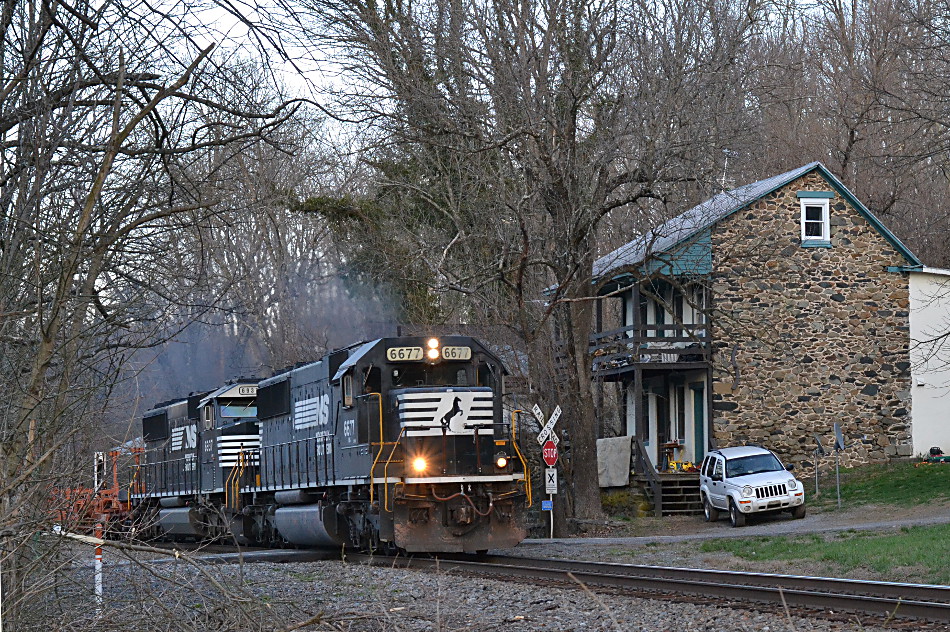 NS train 916 is led by NS SD60 #6677 west through Markham, VA on 4/10/2018.