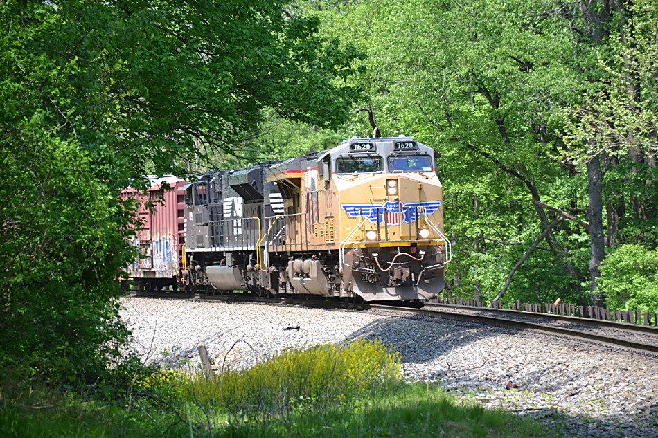 NS 35Q led by UP #7628 east through Linden, Virginia on 5/11/2017.