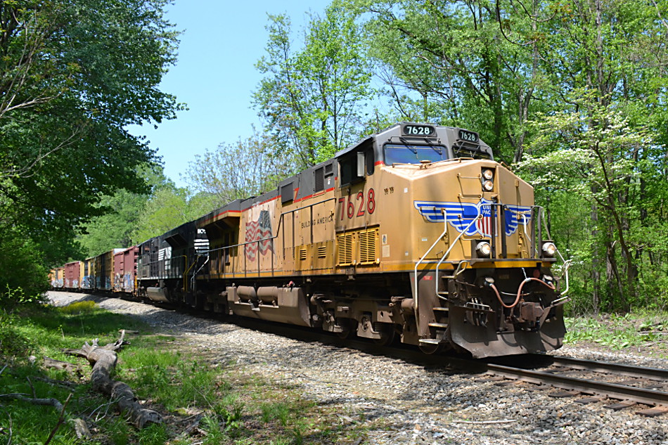 NS 35Q led by UP #7628 east through Linden, Virginia on 5/11/2017.