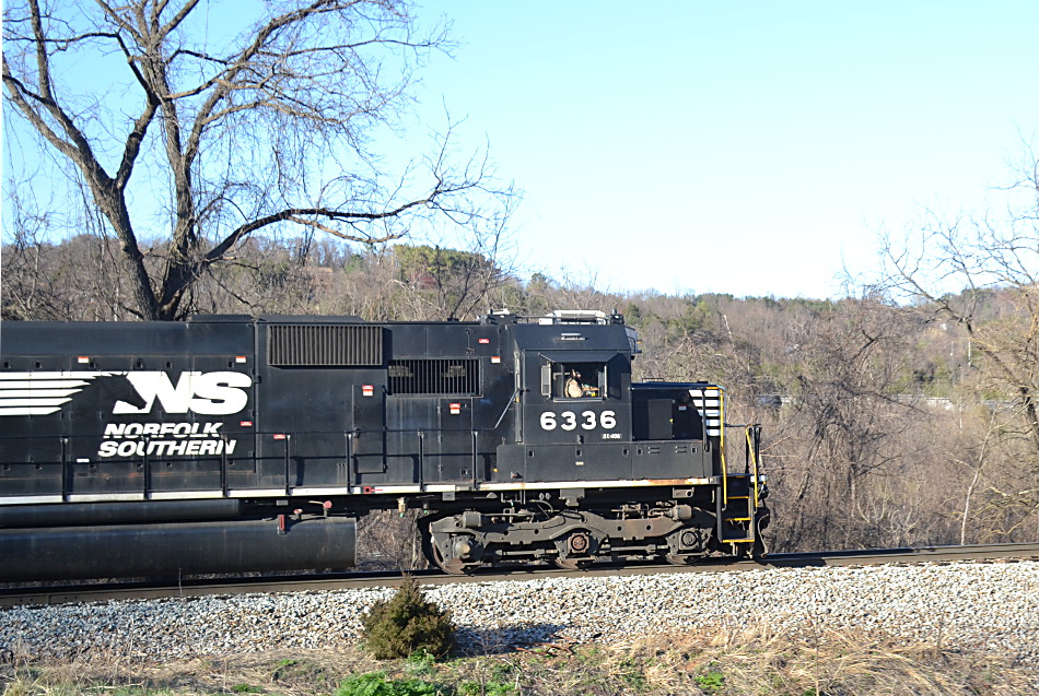 Norfolk Southern train 211 was led by NS SD40E #6336 near Linden, VA on 4/3/2019. 