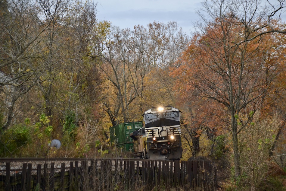 Norfolk Southern AC44C6M 4040 leads NS train 25A east through fall colors in Markham, Virginia on October 28, 2022.