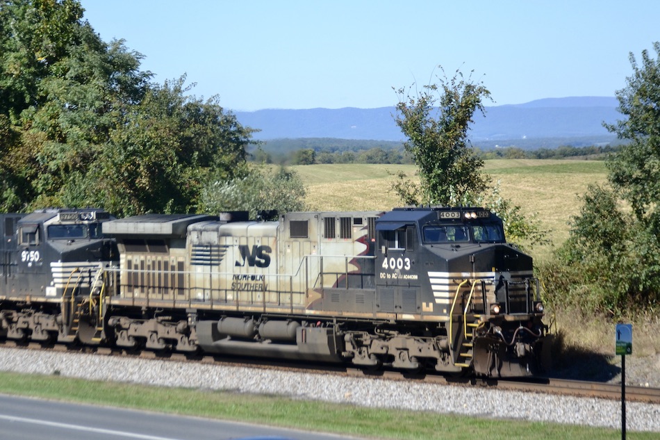 NS train 25A was led by NS AC44C6M 4003, in an experimental red mane paint, east on the B-Line through Front Royal, VA on 10/9/2022.