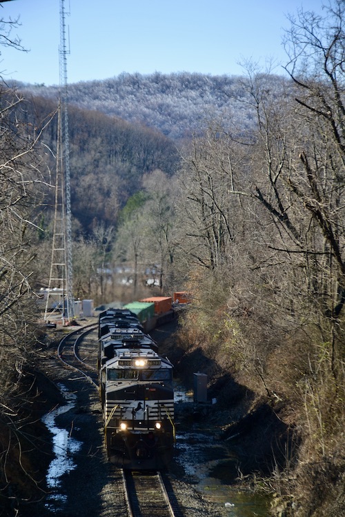 NS ES-44DC 7639 leads train 25A east across the Blue Ridge on 12/16/2022. 