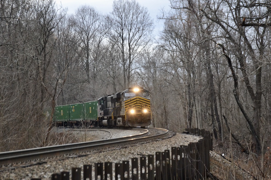 The yellow stripes on the Nickel Plate Road heritage unit appear as the train rounds the curve towards the photographer.